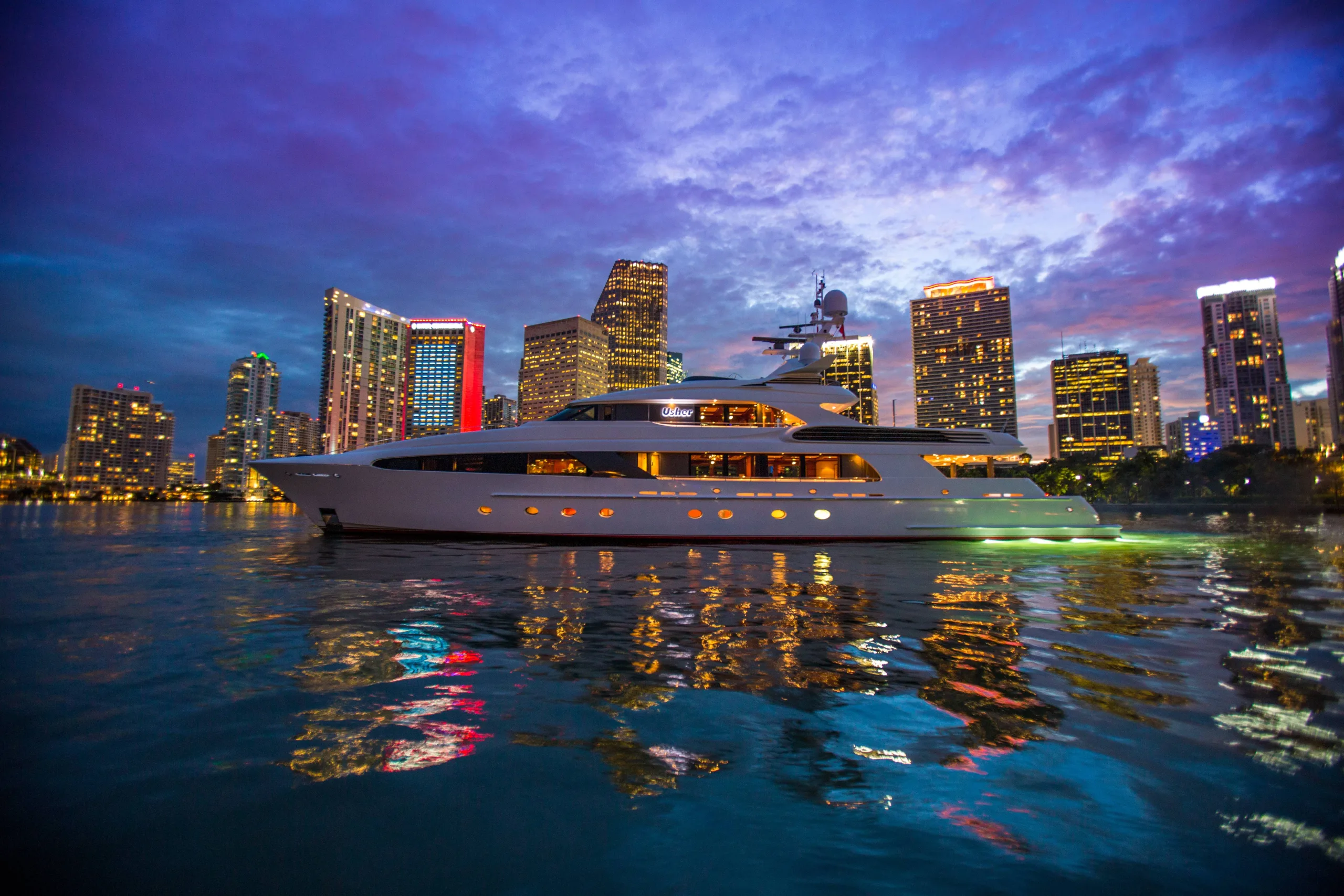 Top Miami Beach Yacht Rentals: Prices + Luxury Booking Tips