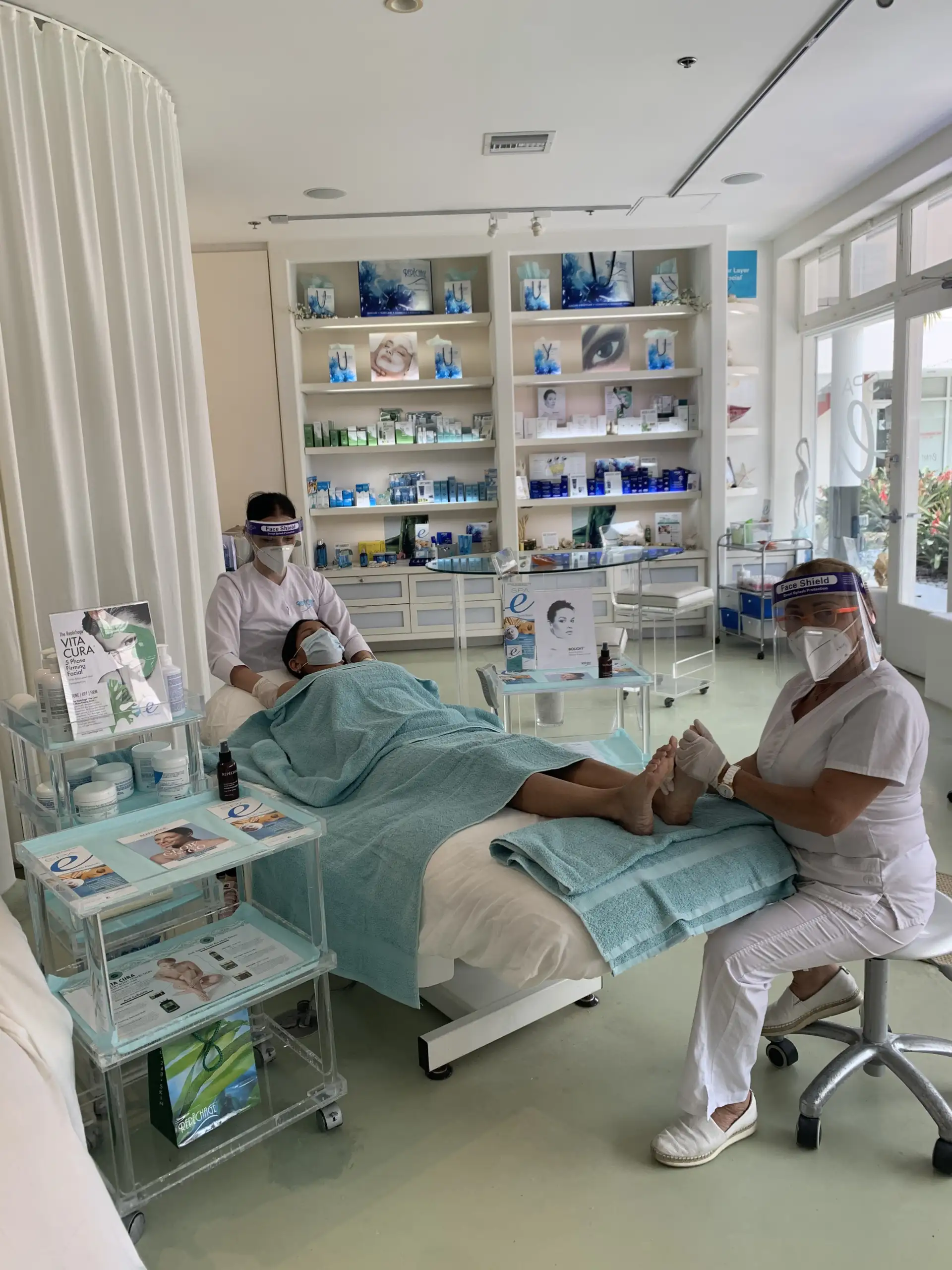 Spa e - treatment bed and Repêchage product shelves